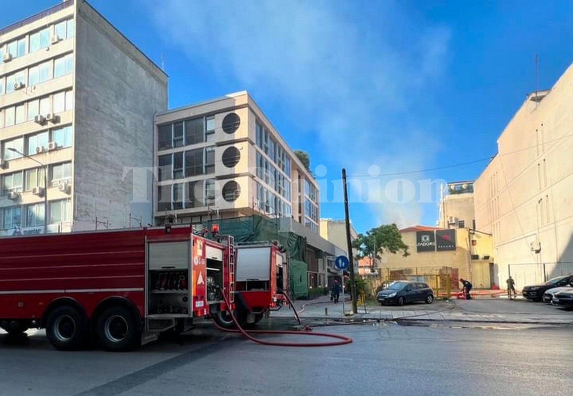 Μεγάλη πυρκαγιά σε νυχτερινό κέντρο στη Θεσσαλονίκη (ΦΩΤΟ+VIDEO)