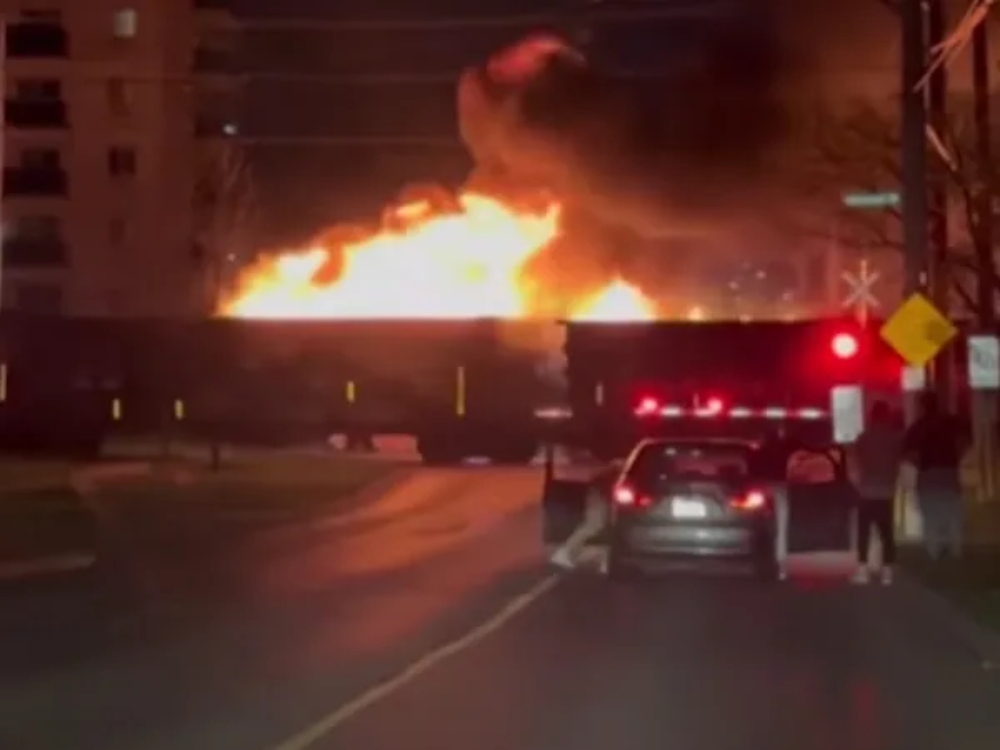 Καναδάς: Φλεγόμενο τρένο περνάει μέσα από πόλη (VIDEO)