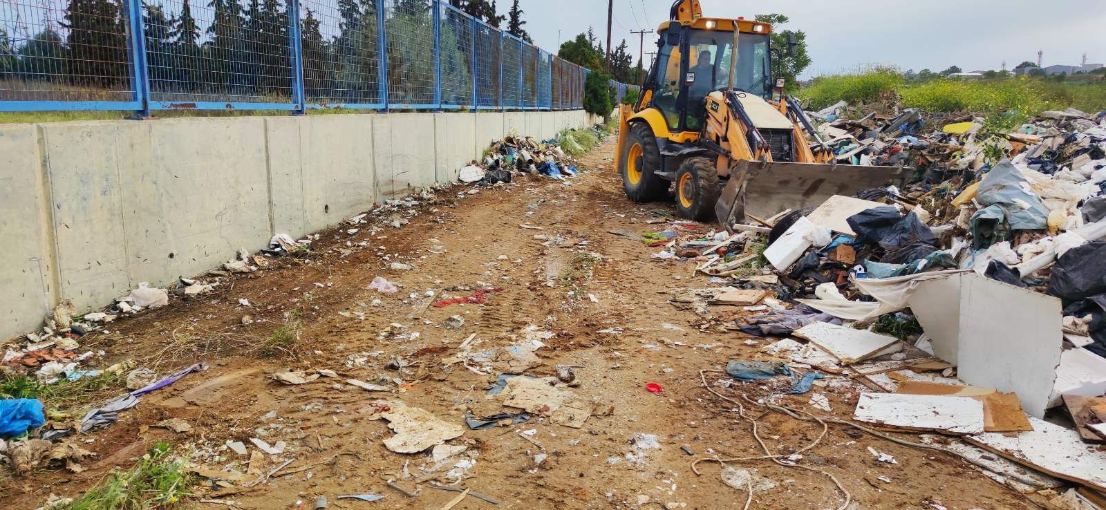 Καθαρισμός τεράστιας «παράνομης» χωματερής πάνω από τον Περιφερειακό (ΦΩΤΟ)