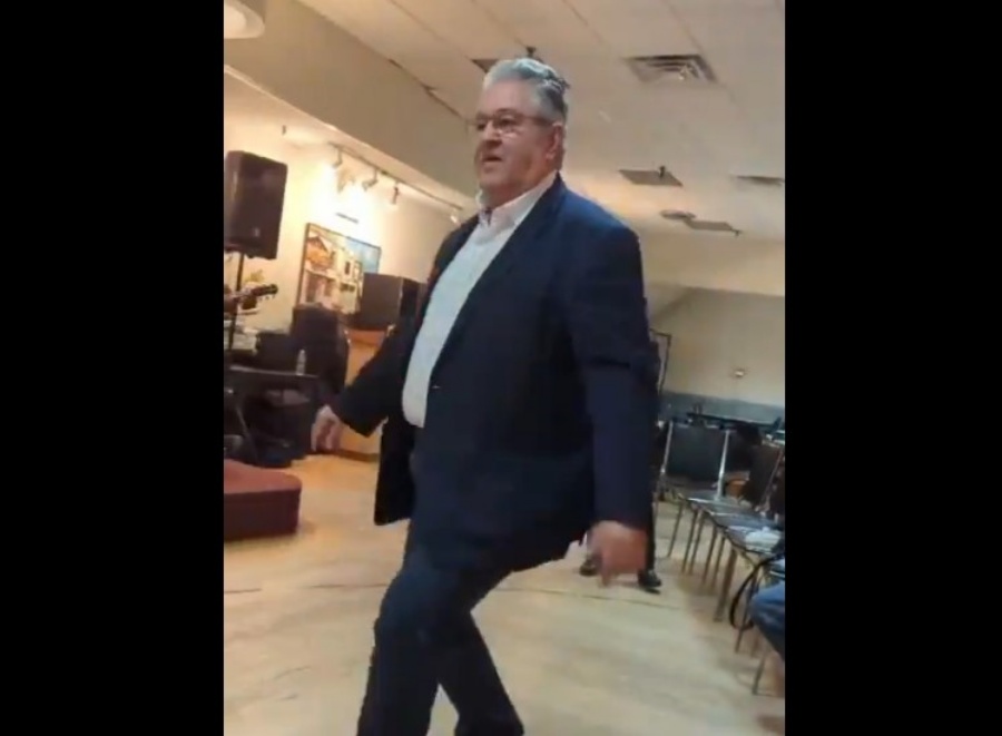 Το viral ζεϊμπέκικο του Δημήτρη Κουτσούμπα στην Αμερική