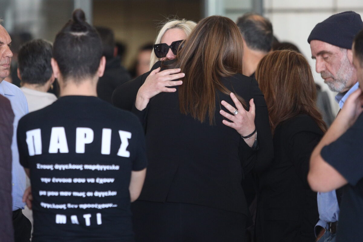 Μάτι: «Βρίσκομαι στο αστυνομικό τμήμα και αναλαμβάνω την ευθύνη» – Τι λέει ο άνδρας που πέταξε την καρέκλα στη δικαστική αίθουσα