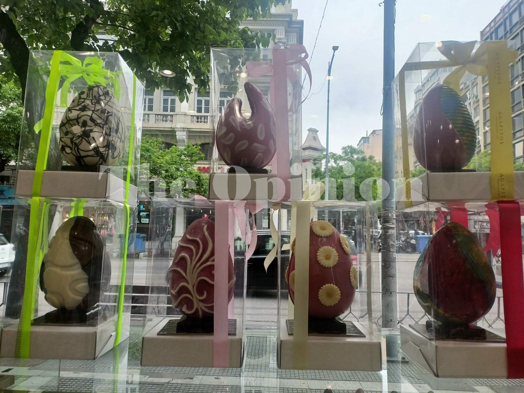 Στη «μάχη» της λαμπάδας και του σοκολατένιου αυγού οι νονοί – Οι τιμές στα ζαχαροπλαστεία (ΦΩΤΟ)