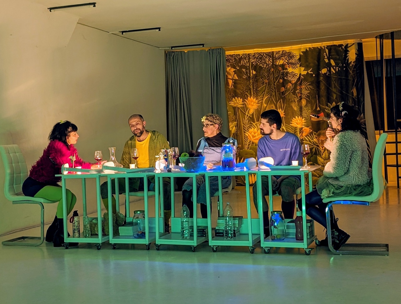 Η θεατρική παράσταση του Δαμιανού Κωνσταντινίδη “Προς Μενοικέα” αποτελεί ένα ταξίδι στις ίδιες μας τις ζωές