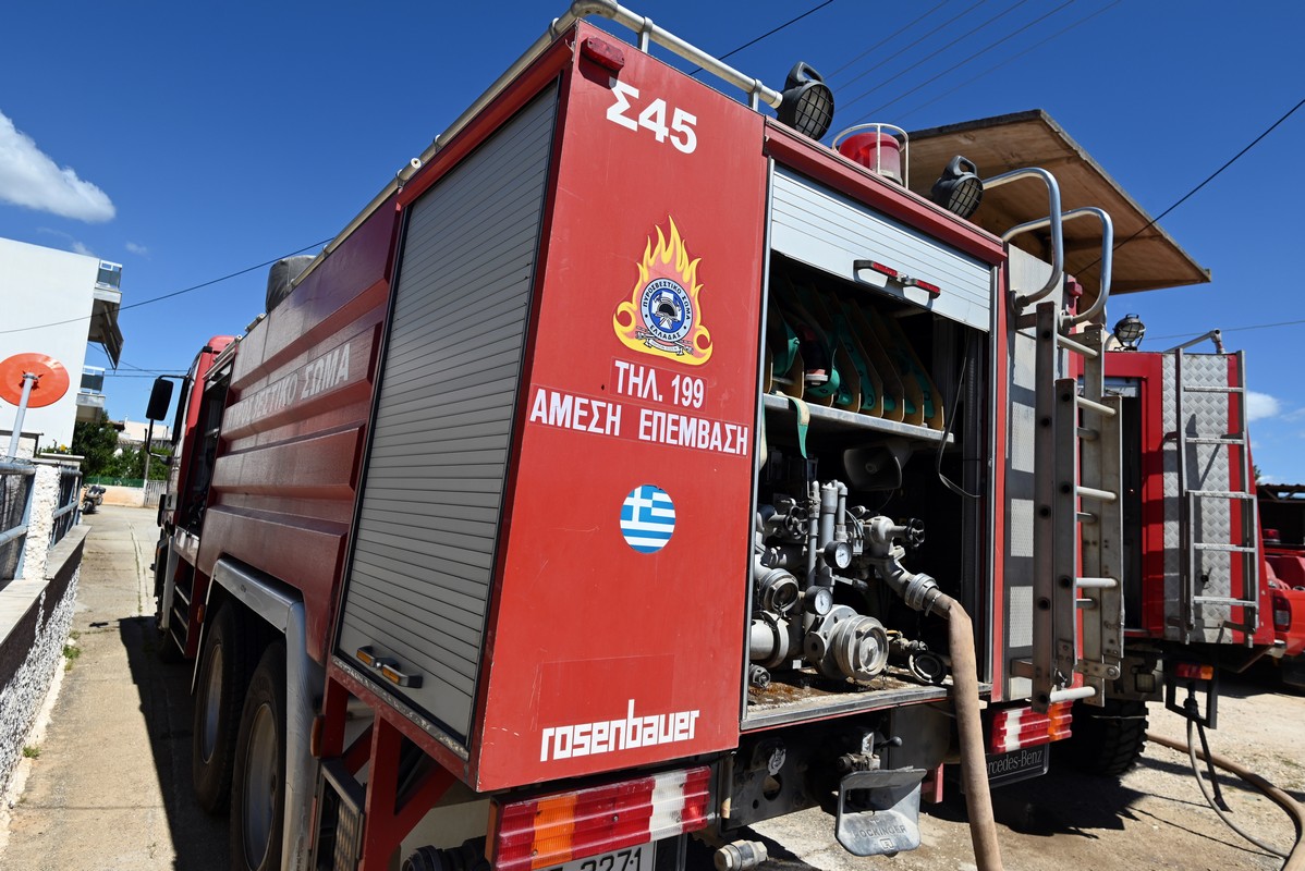 Στις φλόγες βανάκι έξω από τη Θεσσαλονίκη – Άμεση επέμβαση της Πυροσβεστικής