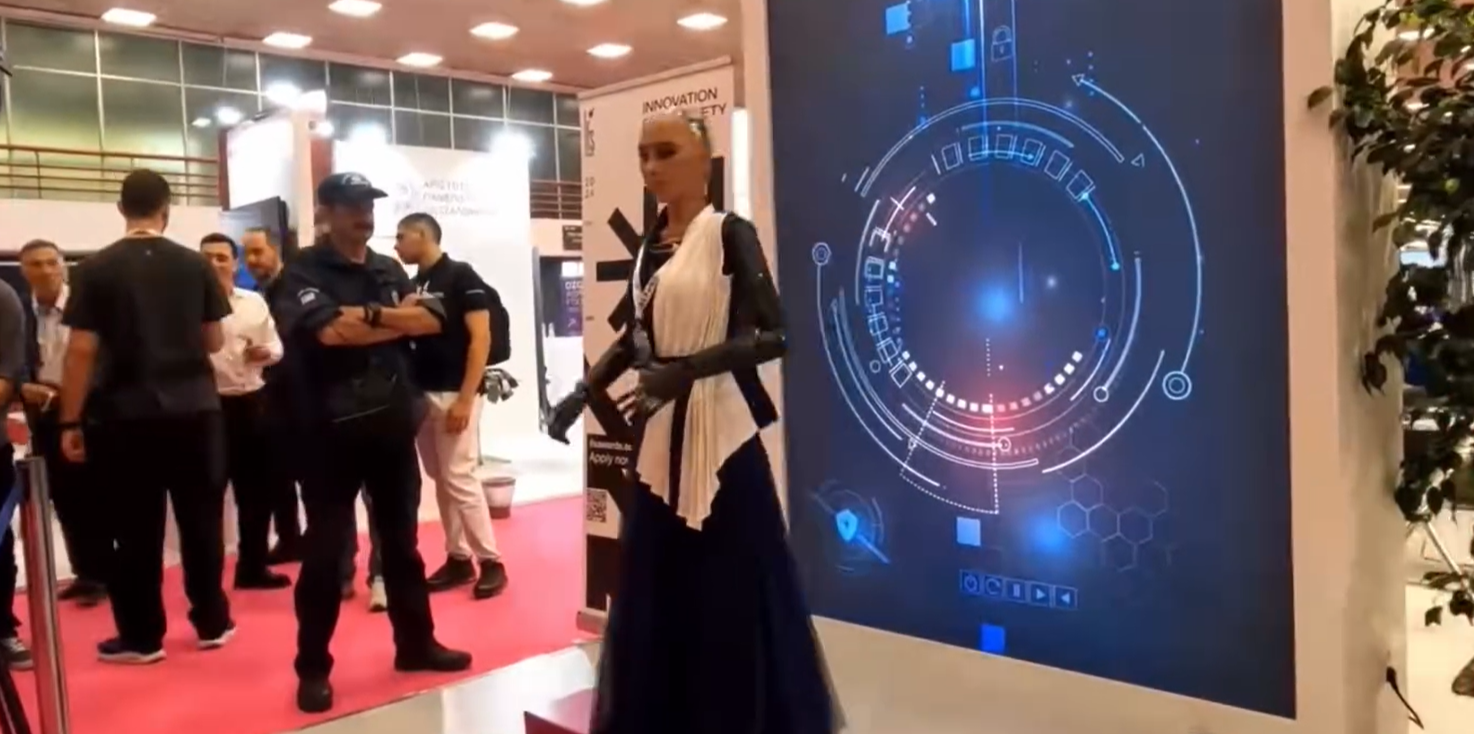 ΔΕΘ: Το ρομπότ Σοφία…έπεσε από τα σκαλάκια (VIDEO)