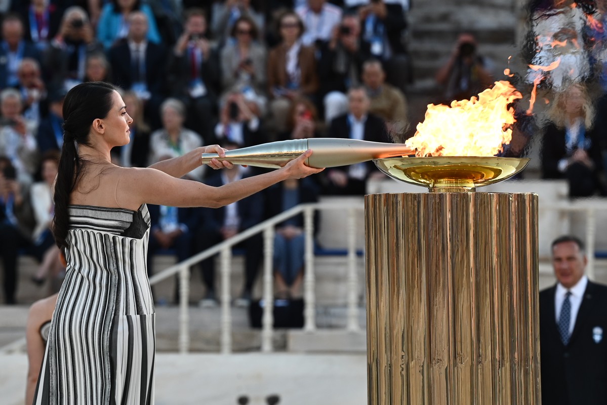 Ολυμπιακοί Αγώνες «Παρίσι 2024»: Εντυπωσιακές εικόνες από την τελετή παράδοσης της Ολυμπιακής Φλόγας