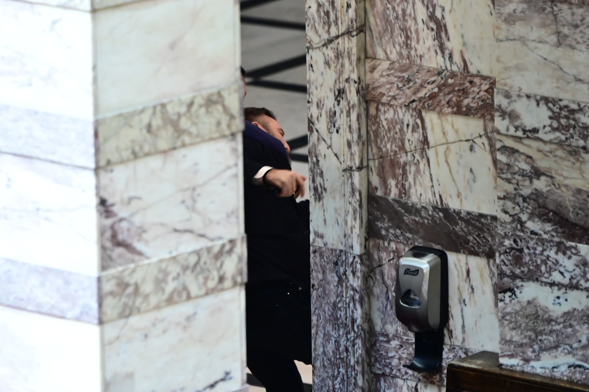 Με κάταγμα ρινικών οστών και διάστρεμμα ο βουλευτής Βασίλης Γραμμένος