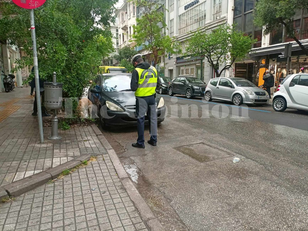 Θεσσαλονίκη: «Ροζ ραβασάκια» μοιράζει η Τροχαία στο κέντρο (ΦΩΤΟ)