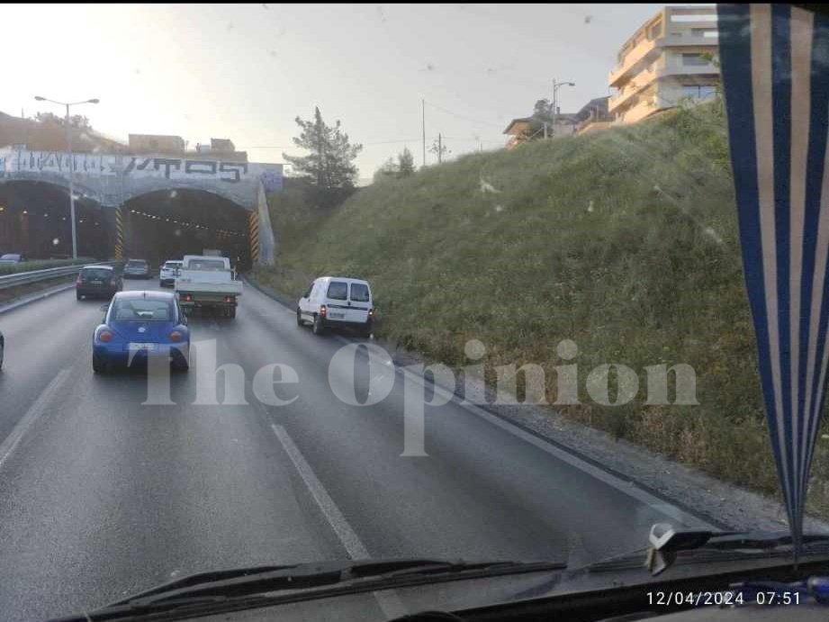 Φορτηγάκι «έμεινε» στην Περιφερειακή (ΦΩΤΟ)