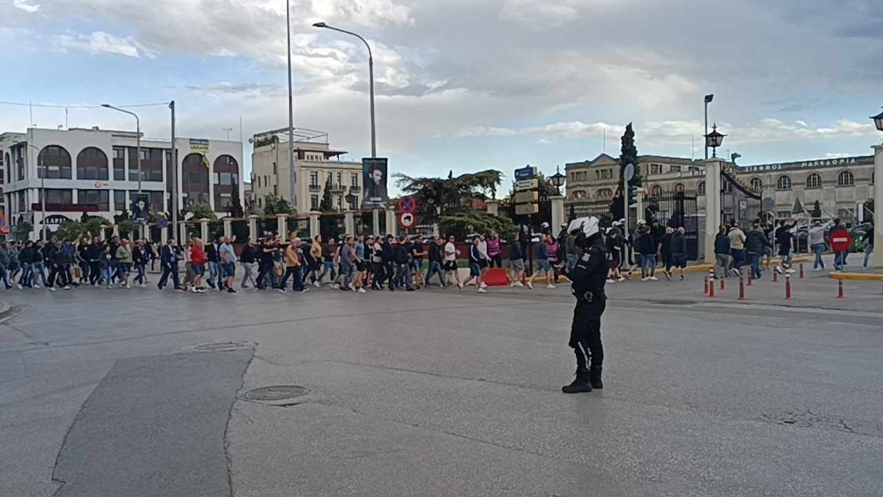 Δρακόντεια μέτρα ασφαλείας στη συγκέντρωση των οπαδών της Μπριζ στο λιμάνι (ΦΩΤΟ + video)
