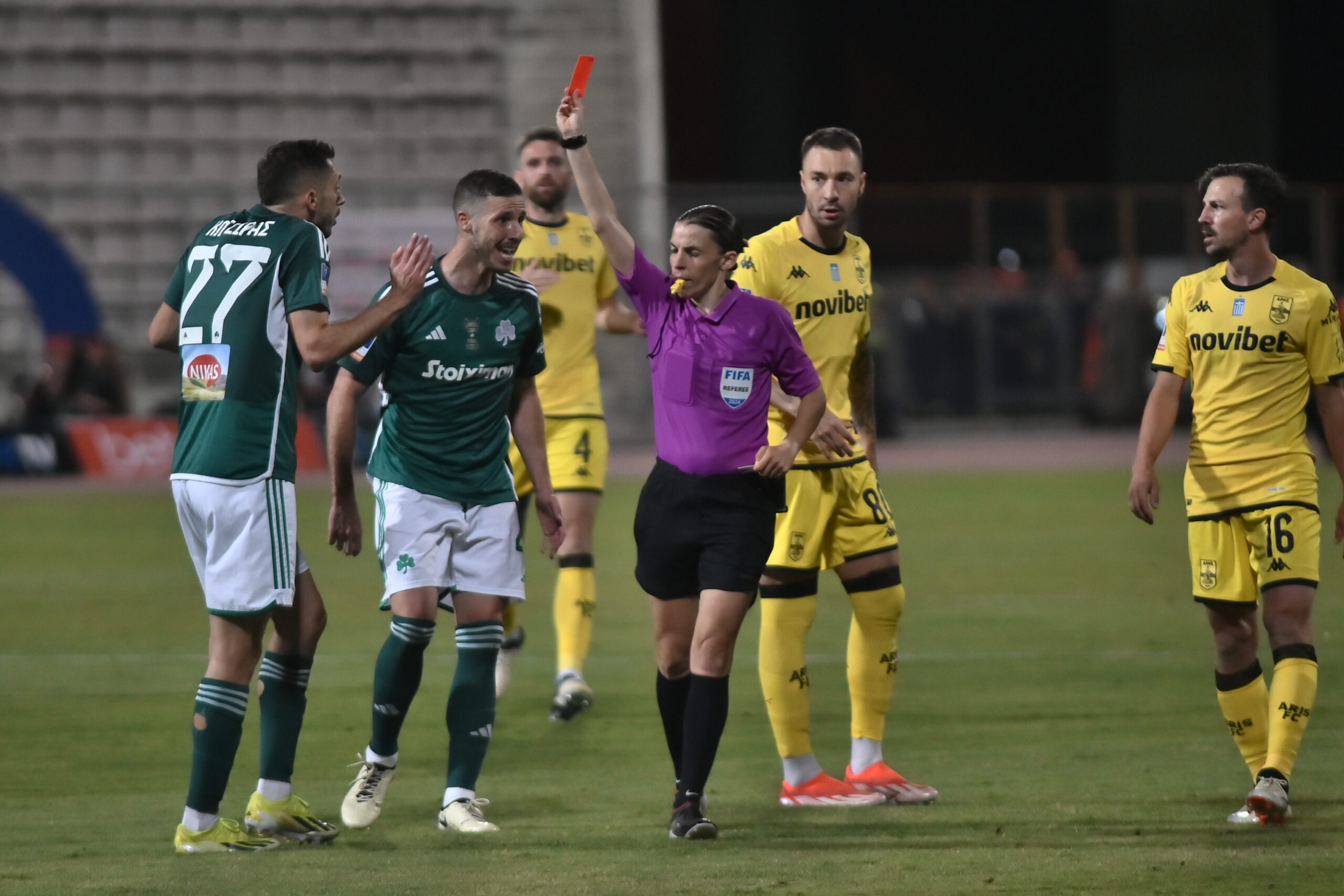 Παναθηναϊκός-Άρης: Αποβλήθηκε ο Κώτσιρας – Με δέκα οι πράσινοι (video)