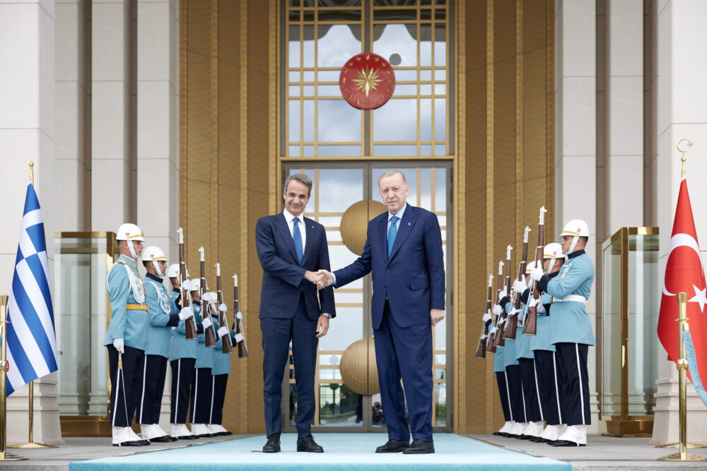 Κυβερνητικές πηγές: Σε καλό κλίμα η συνάντηση Μητσοτάκη – Ερντογάν