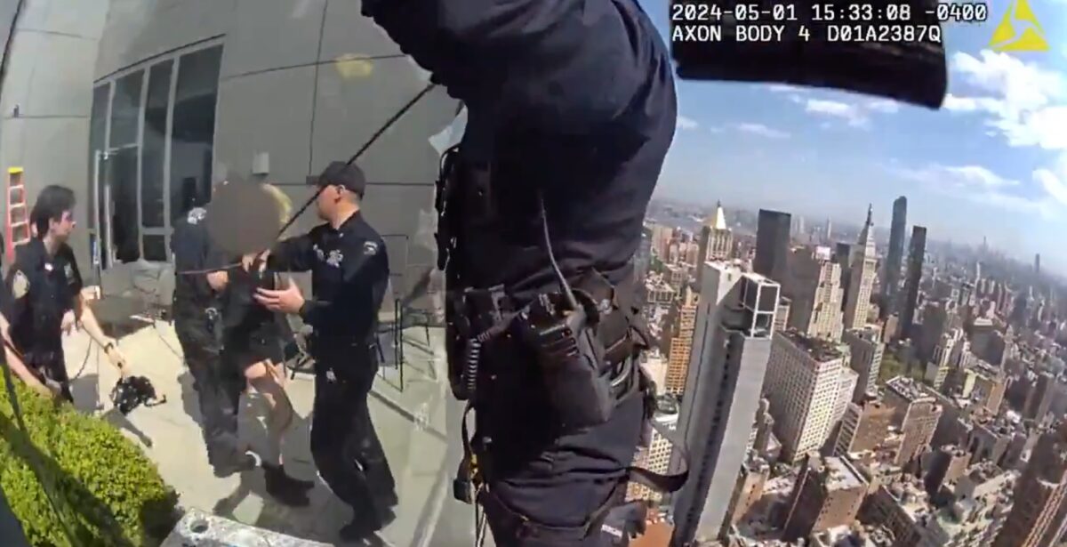 Αστυνομικοί σκαρφάλωσαν… 54 ορόφους σε ουρανοξύστη για να σώσουν γυναίκα που κινδύνευε (VIDEO)