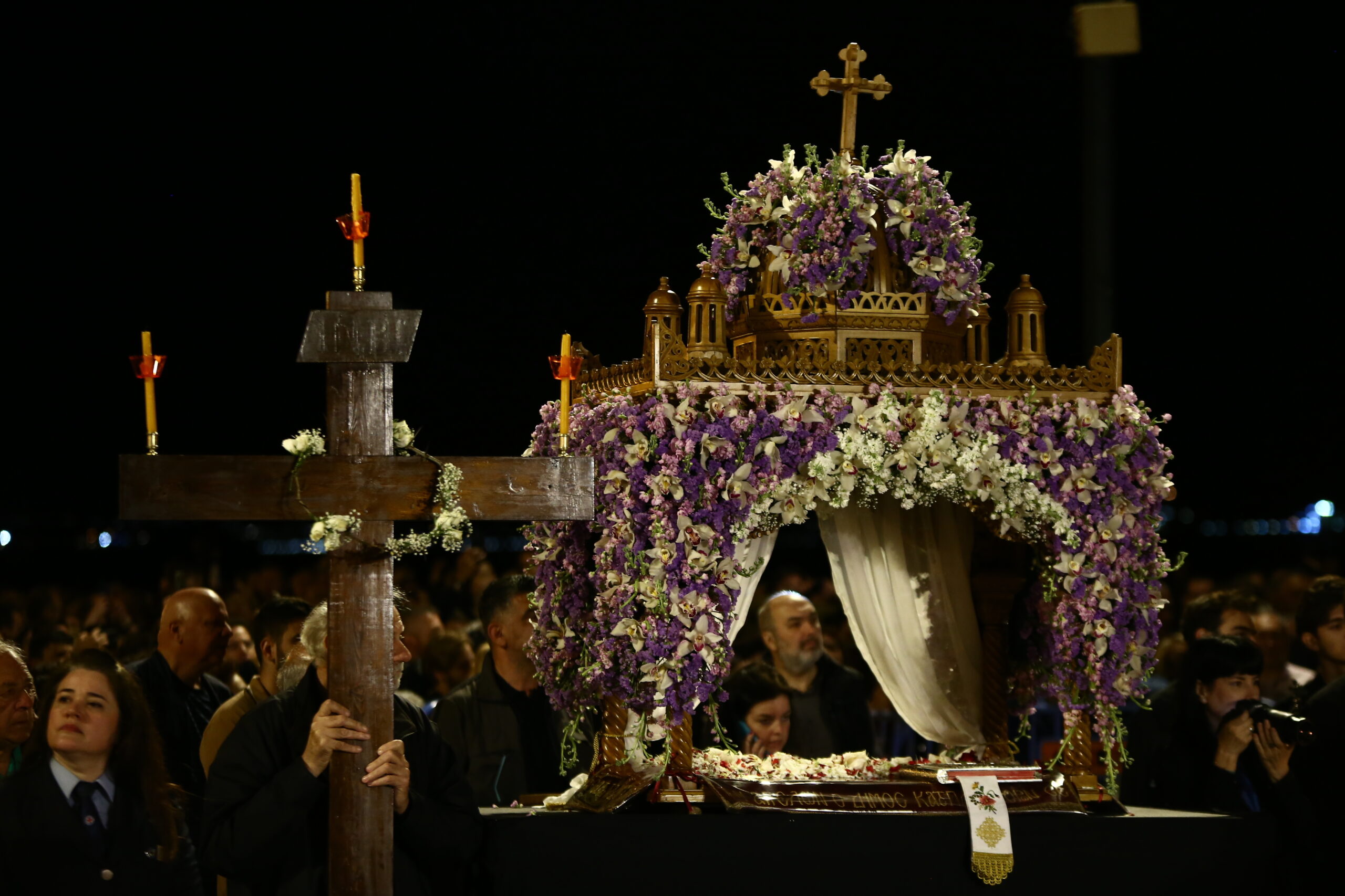 Θεσσαλονίκη: Πλήθος κόσμου στη συνάντηση των πέντε Επιταφίων (ΦΩΤΟ)