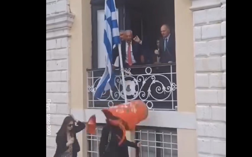 Σοκαριστικό ατύχημα στην Κέρκυρα: Έπεσε κανάτι στο κεφάλι περαστικής (VIDEO)