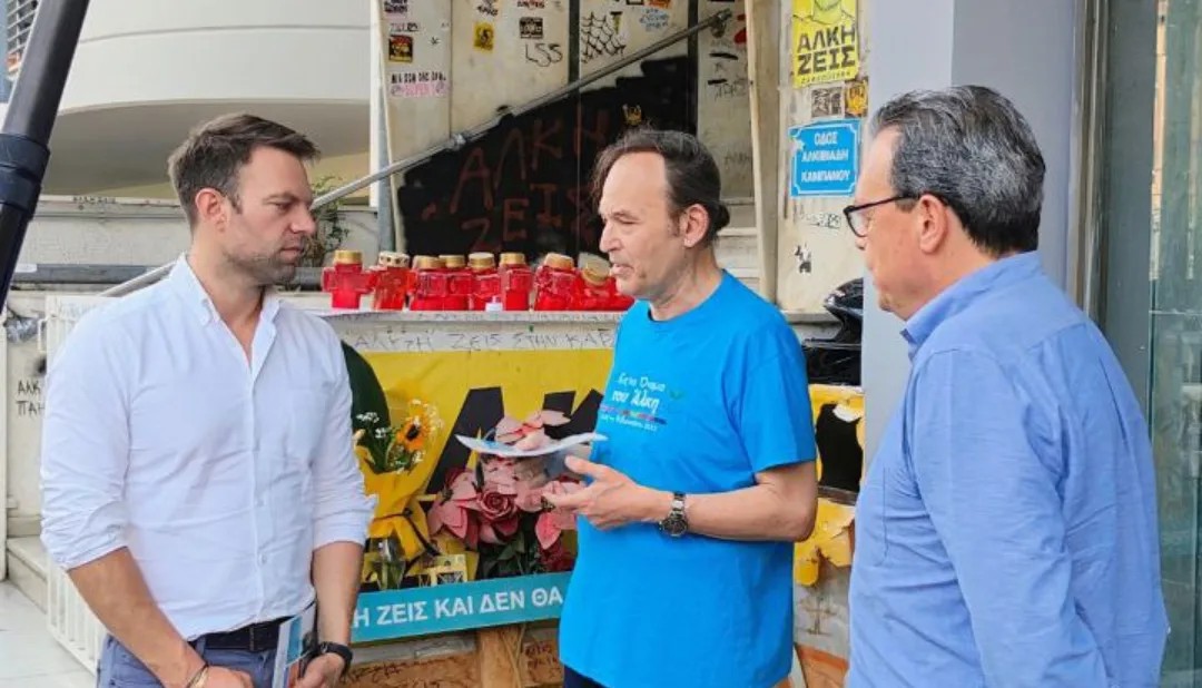 Στέφανος Κασσελάκης: Ένα λουλούδι στη μνήμη του Άλκη