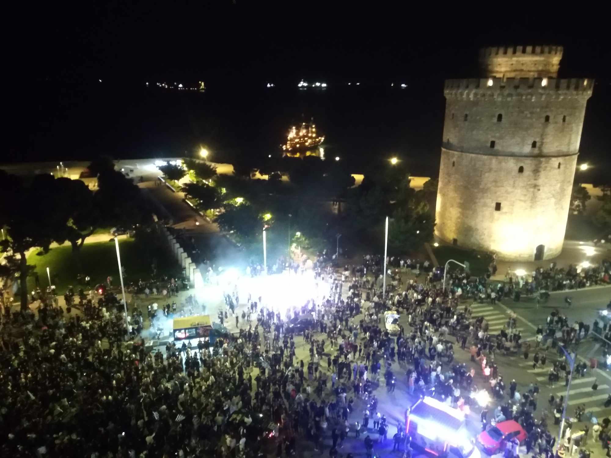 ΠΑΟΚ: Συνθήματα υπέρ του Ιβάν Σαββίδη στο Λευκό Πύργο (VIDEO)