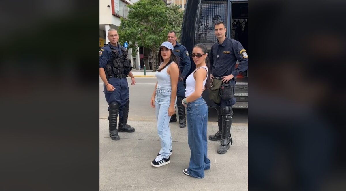 Τουρίστριες ποζάρουν με ΜΑΤατζήδες – Το viral βίντεο που προκάλεσε αντιδράσεις