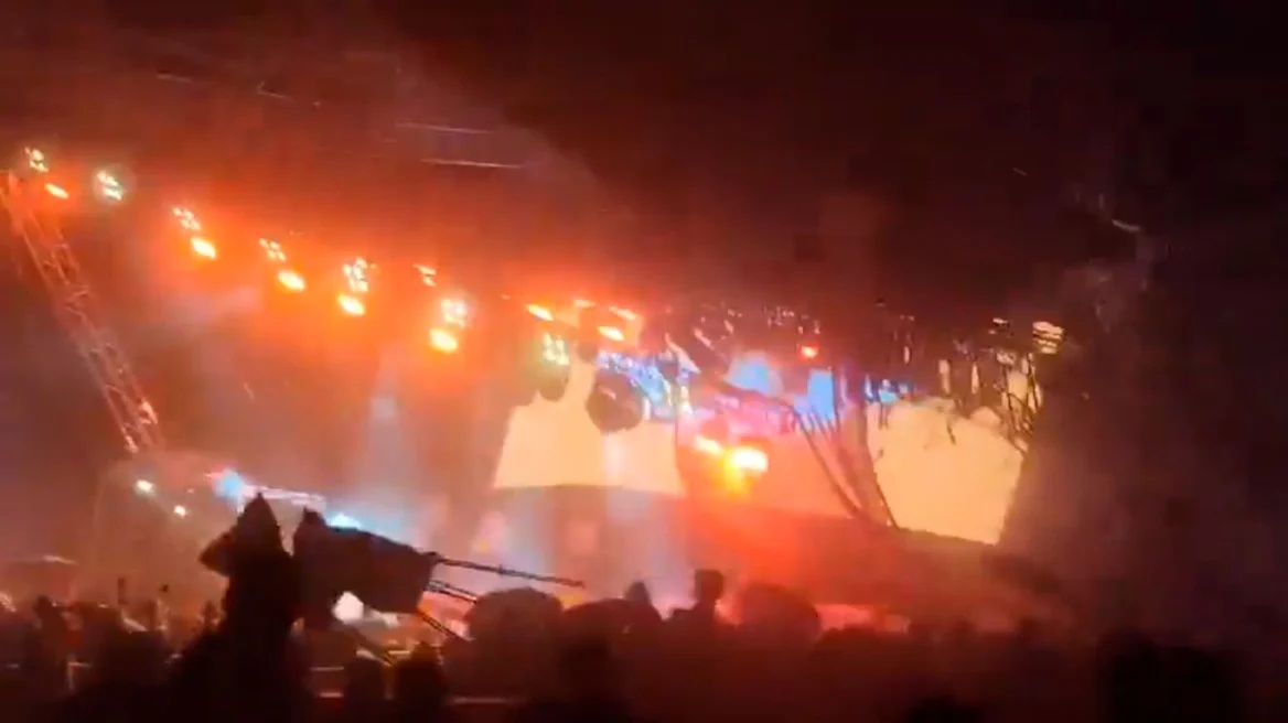 Εννιά νεκροί και 65 τραυματίες από σκηνή που κατέρρευσε στο Μεξικό (VIDEO)