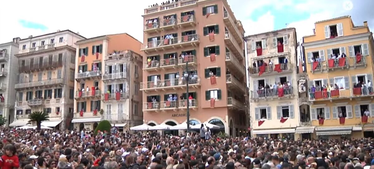 Πάσχα: Αναβίωσε το σπάσιμο των μπότηδων στην Κέρκυρα (VIDEO)