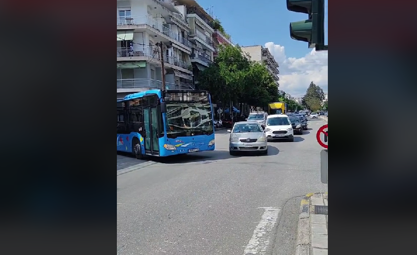 Έμεινε στον… δρόμο λεωφορείο του ΟΑΣΘ (VIDEO)