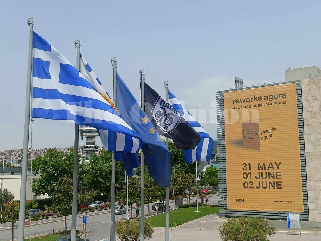 Η σημαία του πρωταθλητή ΠΑΟΚ κυματίζει στο δημαρχείο Θεσσαλονίκης (ΦΩΤΟ)