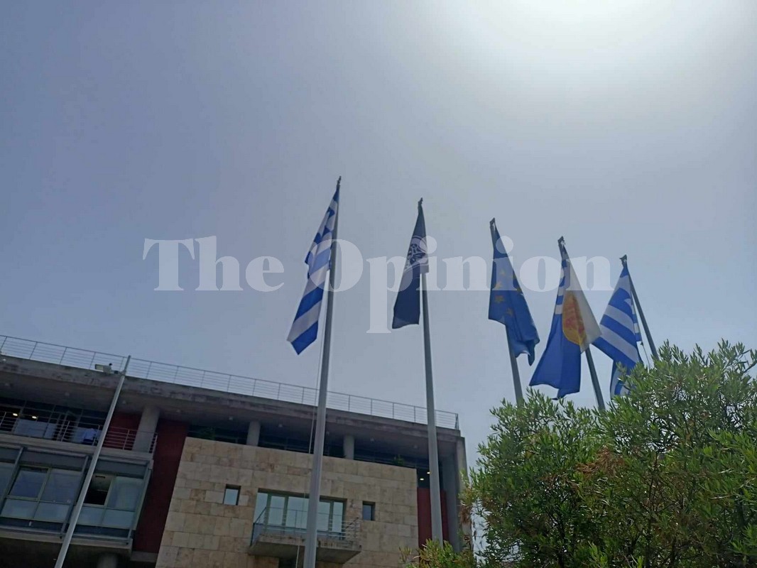 Η σημαία του πρωταθλητή ΠΑΟΚ κυματίζει στο δημαρχείο Θεσσαλονίκης (ΦΩΤΟ)