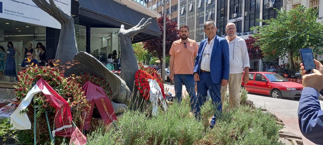 ΠΑΣΟΚ Θεσσαλονίκης: Κατάθεση στεφάνου στο μνημείο του Γρ. Λαμπράκη (ΦΩΤΟ)