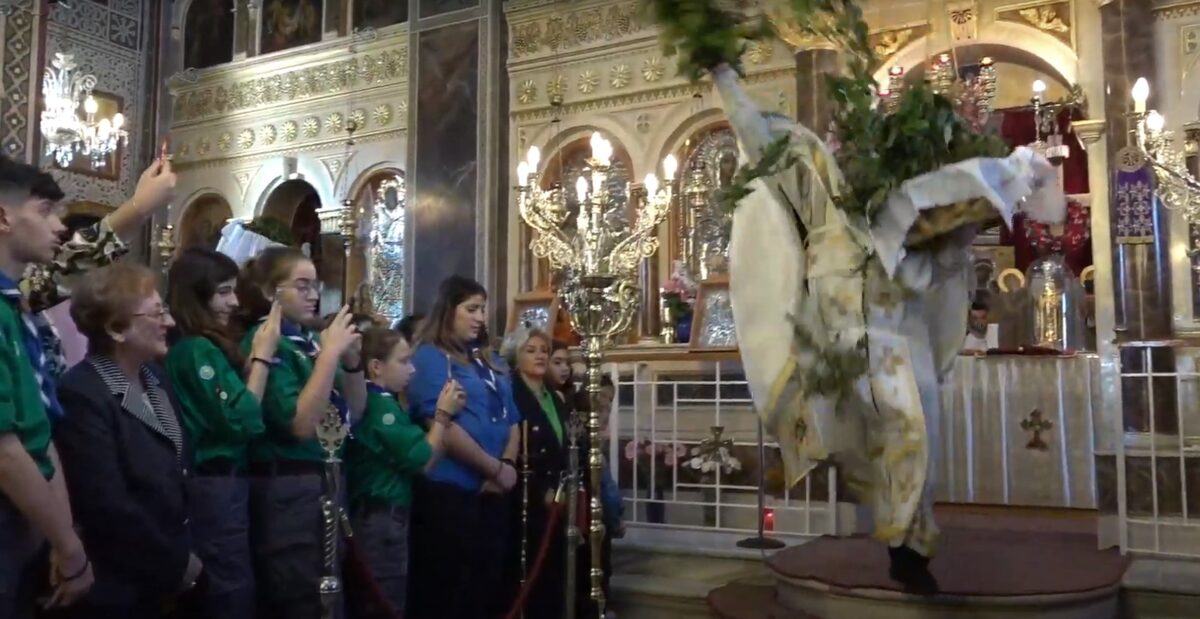 Το viral σάλτο του «ιπτάμενου ιερέα» στην Πρώτη Ανάσταση (VIDEO)