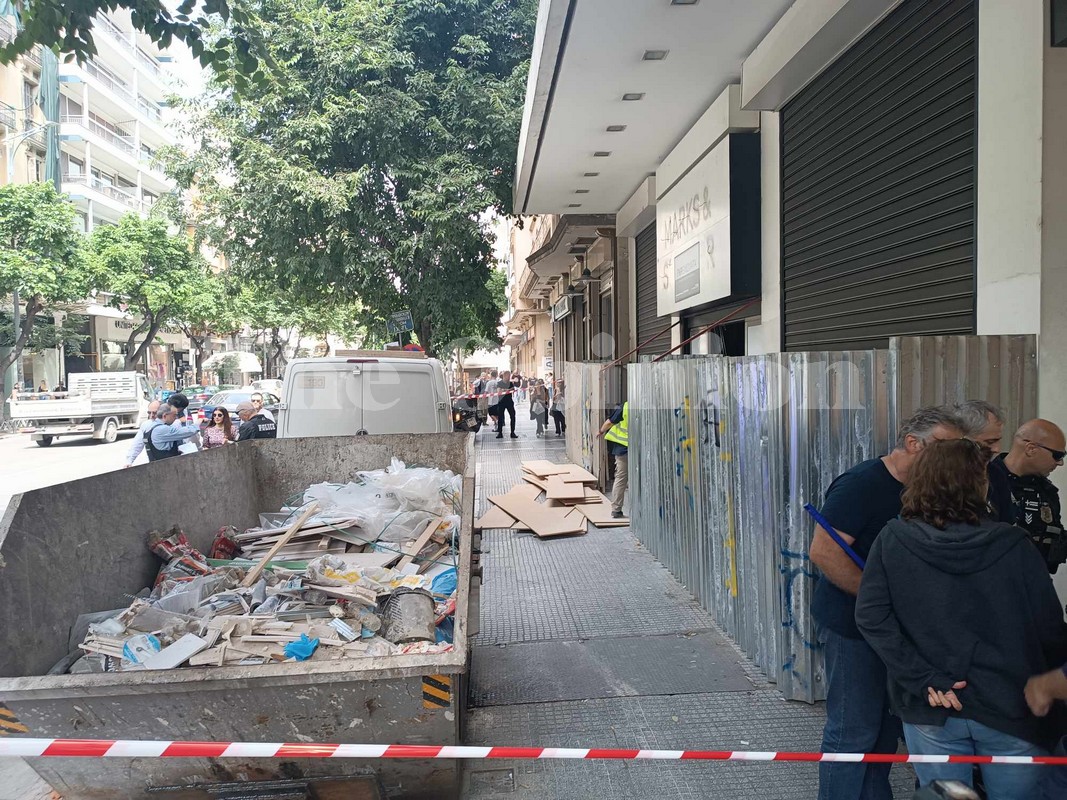 Θεσσαλονίκη: Ξύλα από οικοδομή έπεσαν πάνω σε περαστικούς στην Τσιμισκή (ΦΩΤΟ)