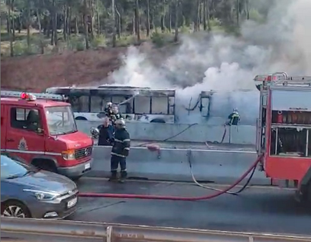 Φωτιά εκδηλώθηκε σε λεωφορείο στο κέντρο της Θεσσαλονίκης