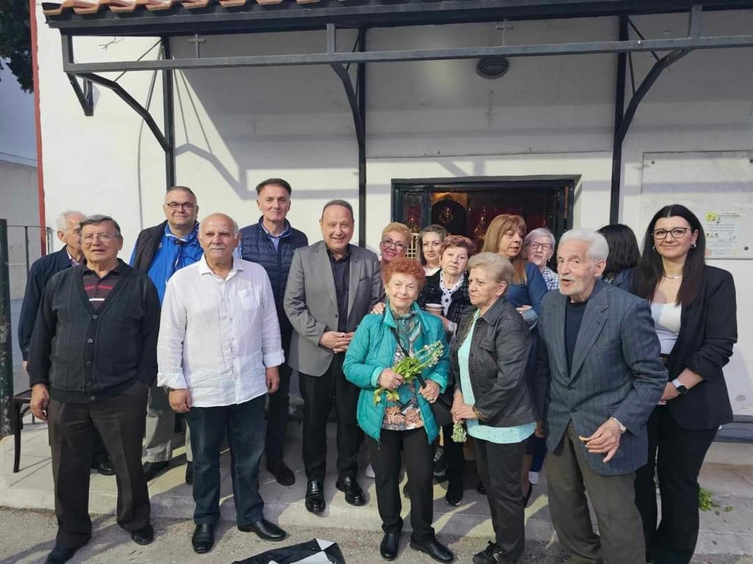 Αγγελούδης, αντιδήμαρχοι και μέλη των ΚΑΠΗ στόλισαν τον Επιτάφιο της Παναγίας Φανερωμένης (ΦΩΤΟ)