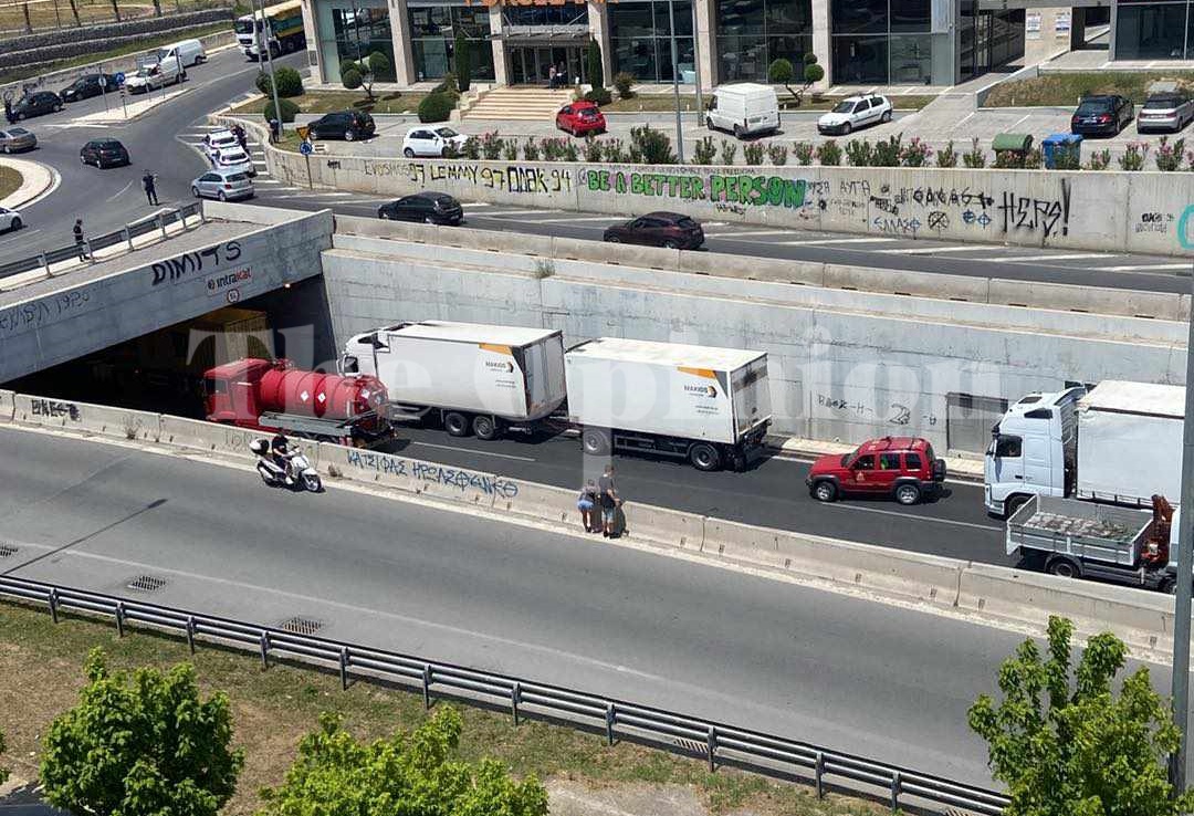 Θεσσαλονίκη: Σύγκρουση ΙΧ με φορτηγό στην εσωτερική Περιφερειακή – Πέντε τραυματίες