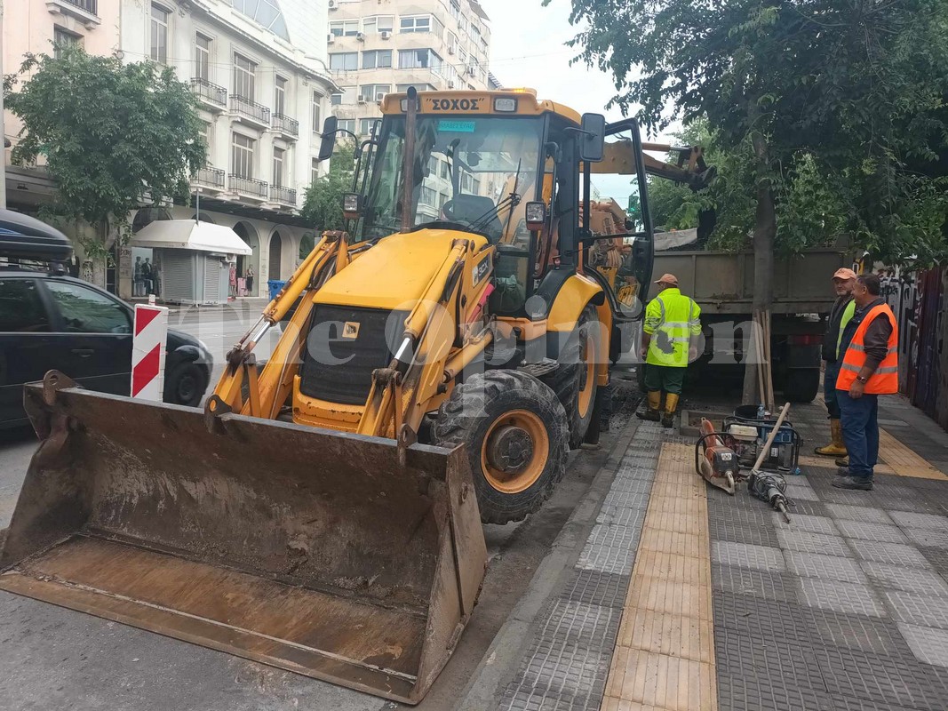Θεσσαλονίκη: Έσπασε αγωγός της ΕΥΑΘ στο κέντρο της πόλης (ΦΩΤΟ)