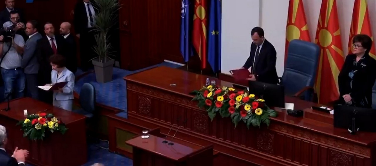 Ορκίστηκε πρόεδρος της Βόρειας Μακεδονίας η Γκορντάνα Σιλιάνοφσκα – Αποκάλεσε τη χώρα ως «Μακεδονία» (VIDEO)