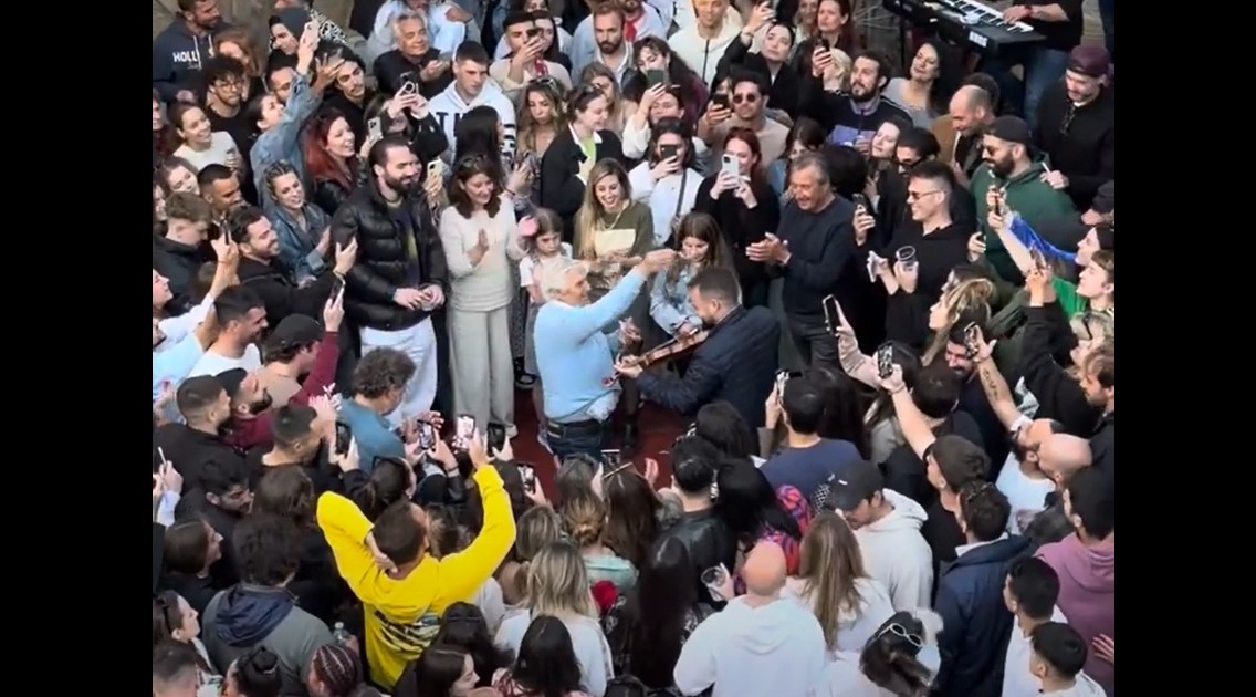 Το viral ζεϊμπέκικο 87χρονου στην Τήνο – «Έλουσε» με χαρτονομίσματα τον βιολιτζή (VIDEO)