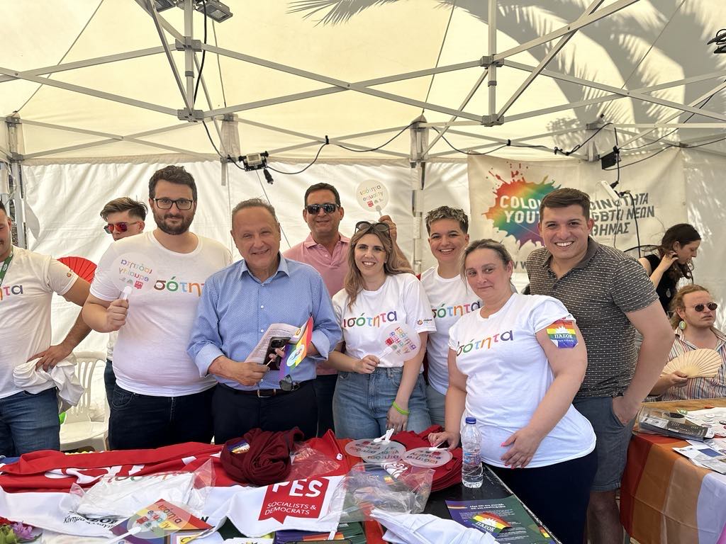 Ο Αγγελούδης στα περίπτερα του Europride (ΦΩΤΟ)