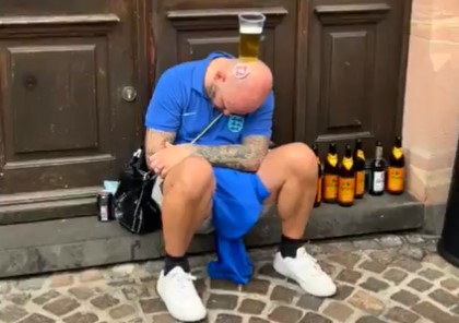 EURO 2024: Οπαδός της Αγγλίας έγινε «πίτα» και κοιμόταν… καθιστός (VIDEO)