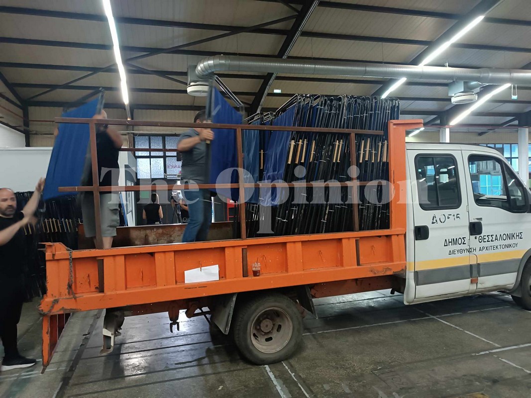 Θεσσαλονίκη: «Στήνονται» τα παραβάν στα εκλογικά τμήματα (ΦΩΤΟ-VIDEO)