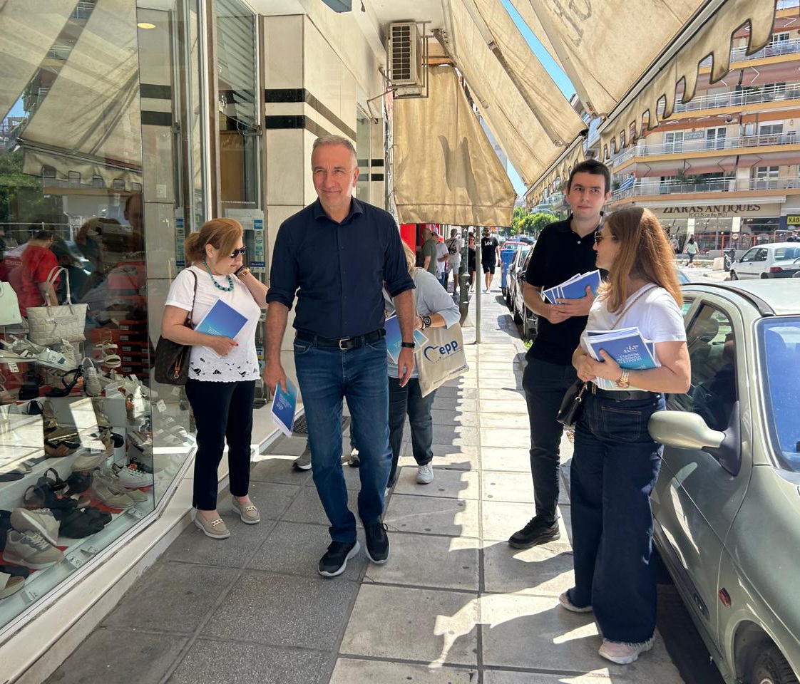 Πόρτα πόρτα ο Καλαφάτης (ΦΩΤΟ)