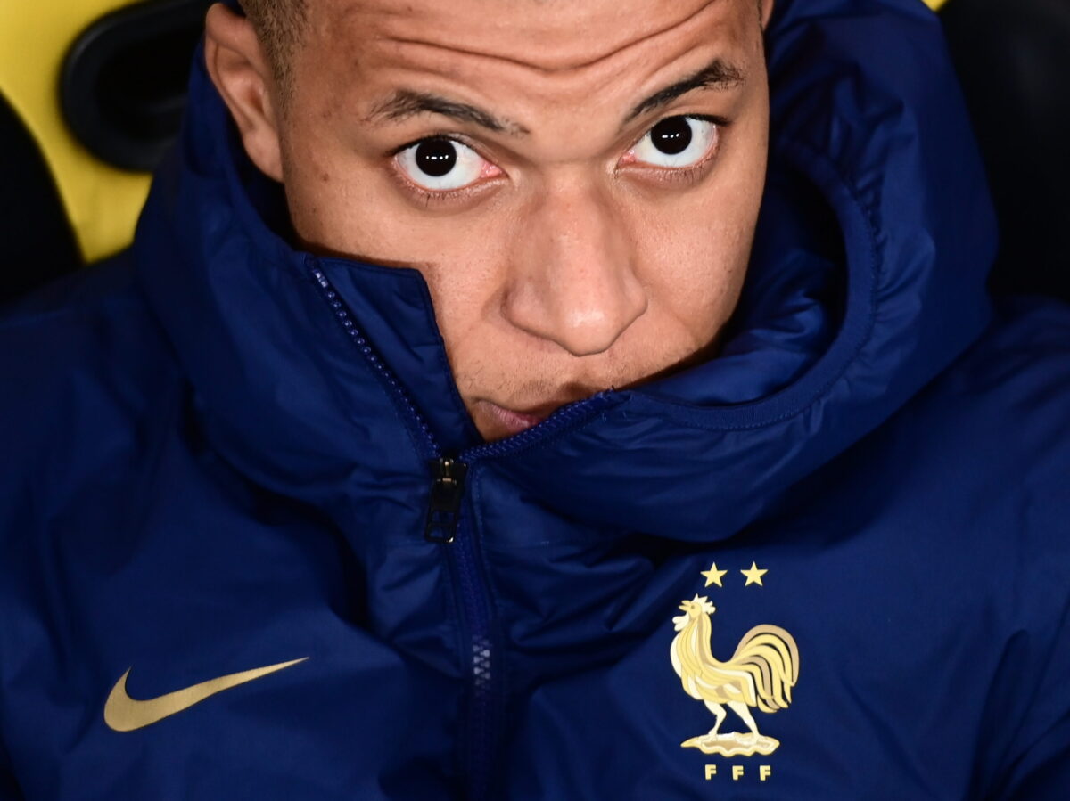 Σάλος στη Γαλλία με τον Εμπαπέ: Ταξίδεψε στο Ντουμπάι ενώ είχε αποχωρήσει τραυματίας