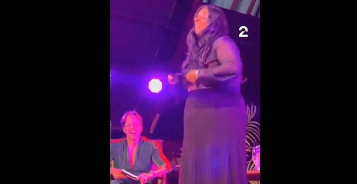 Η υπουργός Πολιτισμού της Νορβηγίας έδειξε το στήθος της πάνω στη σκηνή του Pride (VIDEO)