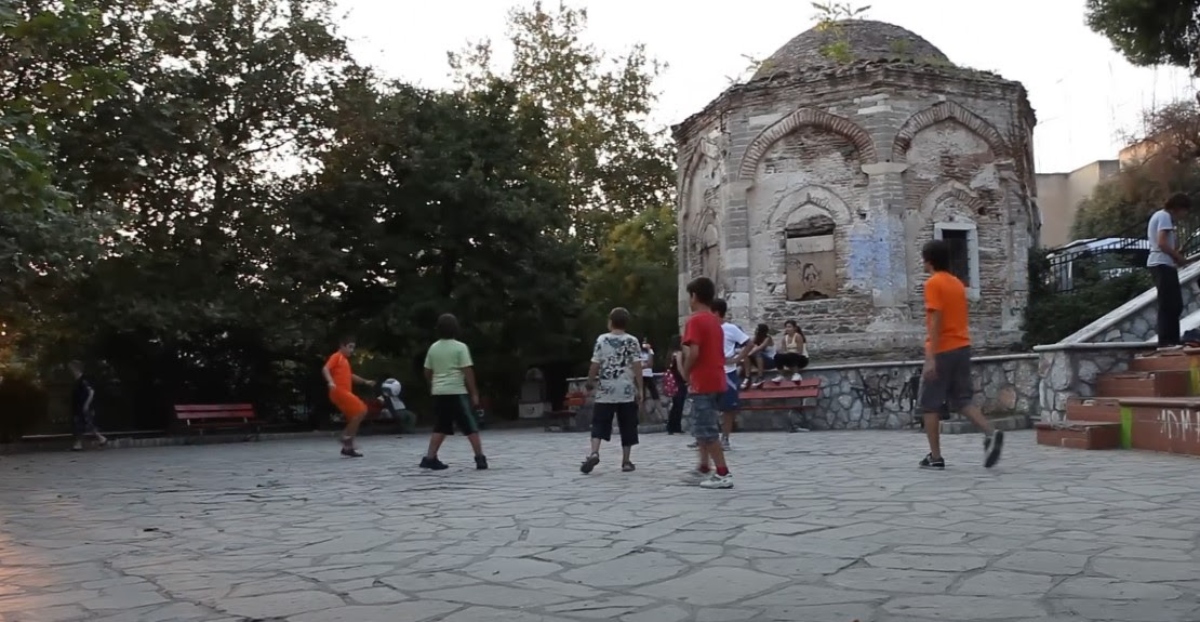 «Η Πόλη Ανάποδα»: Καταγγέλλουμε την αδικαιολόγητη αστυνομική παρέμβαση σε προβολή ταινίας στην πλατεία Τερψιθέας