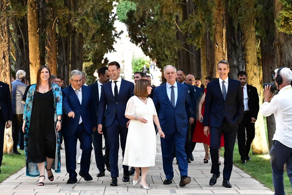 Ο Απόστολος Τζιτζικώστας πρωταγωνίστησε στα «πηγαδάκια» στη δεξίωση του Προεδρικού Μεγάρου