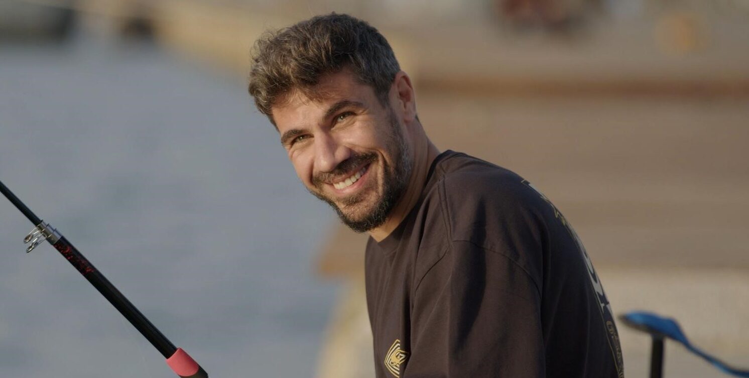 Το «Akis’ Food Tour» του Άκη Πετρετζίκη  πάει…  Netflix