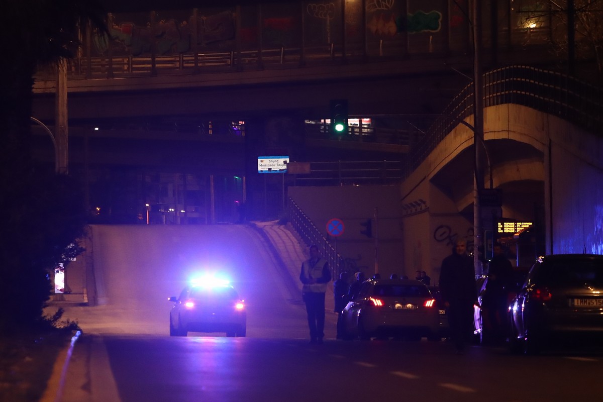 Χειροπέδες σε διακινητή στον Έβρο – Μετέφερε σε αυτοκίνητο επτά μετανάστες και «καρφώθηκε» σε τρία οχήματα