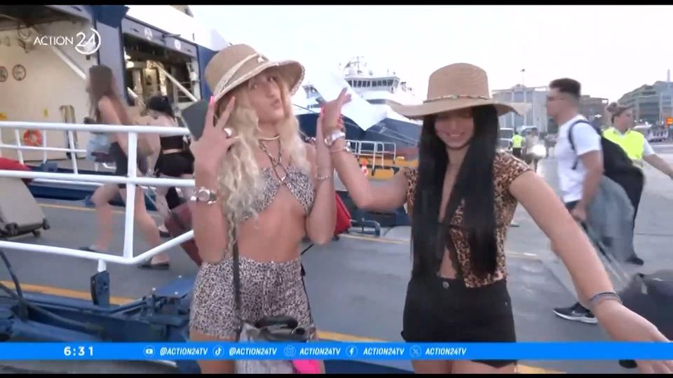 Πήγαν… «matchy matchy» στον Πειραιά με βαλίτσες Barbie (VIDEO)