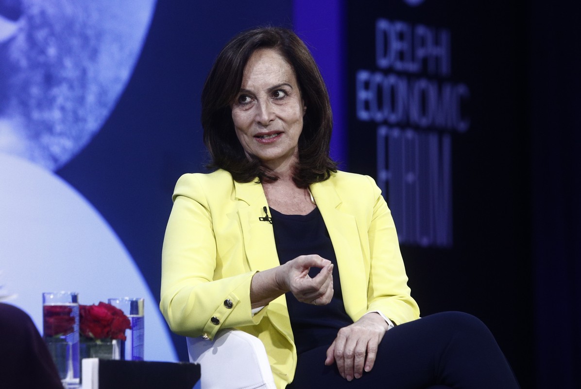 Ανακατεύει την τράπουλα