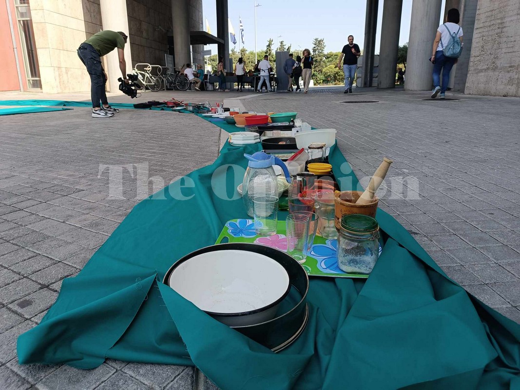 «Απαραίτητη η ανακύκλωση για τη Θεσσαλονίκη» – Γιατί το δημαρχείο «γέμισε» με μαγειρικά σκεύη (ΦΩΤΟ+VIDEO)