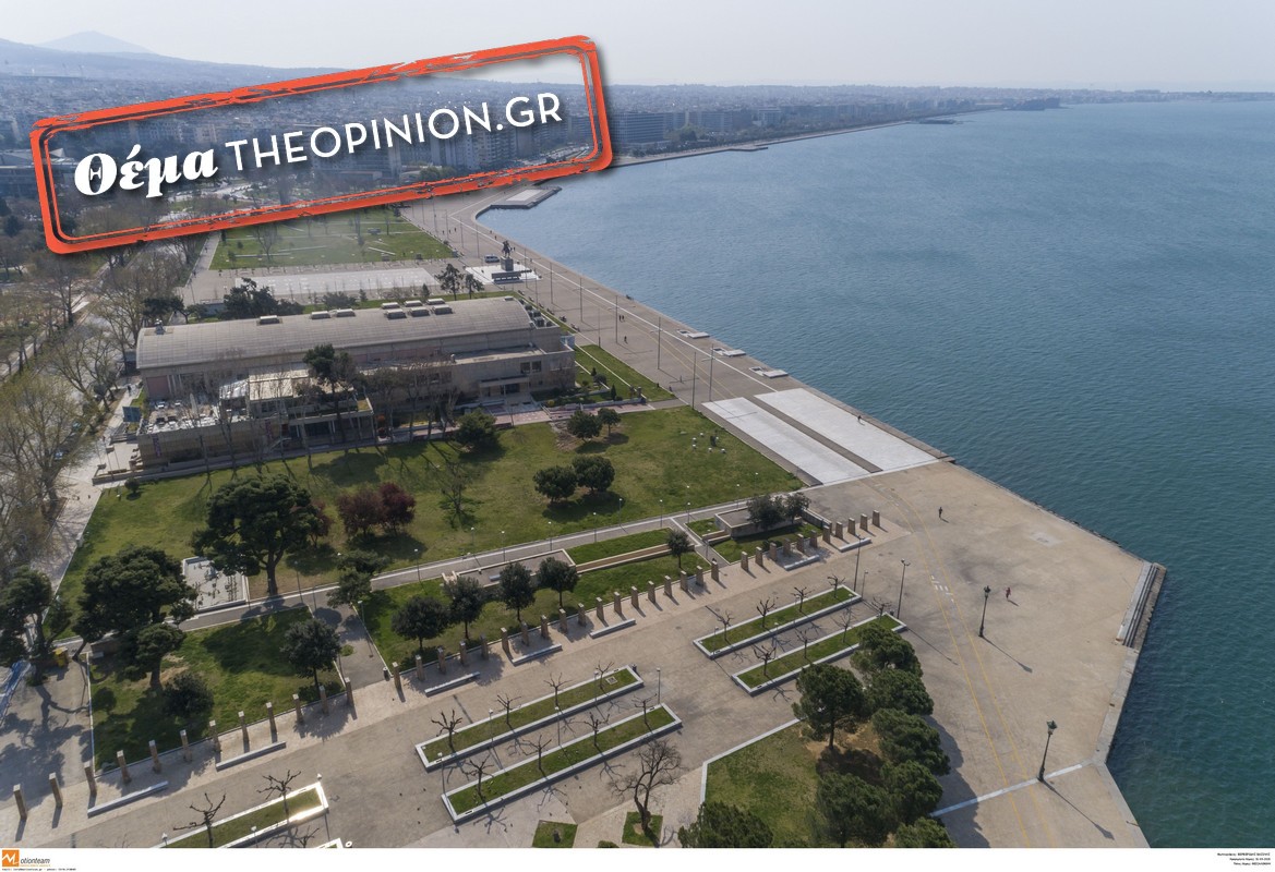 Ενοικιαστής στο ένα από τα τέσσερα κλειστά αναψυκτήρια στη Νέα Παραλία